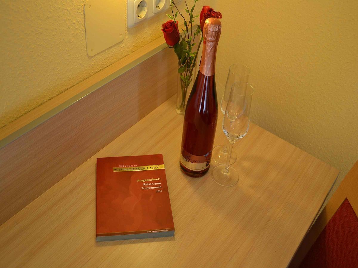 Hotel-Gasthof Rotes Ross Markt Einersheim Exteriör bild